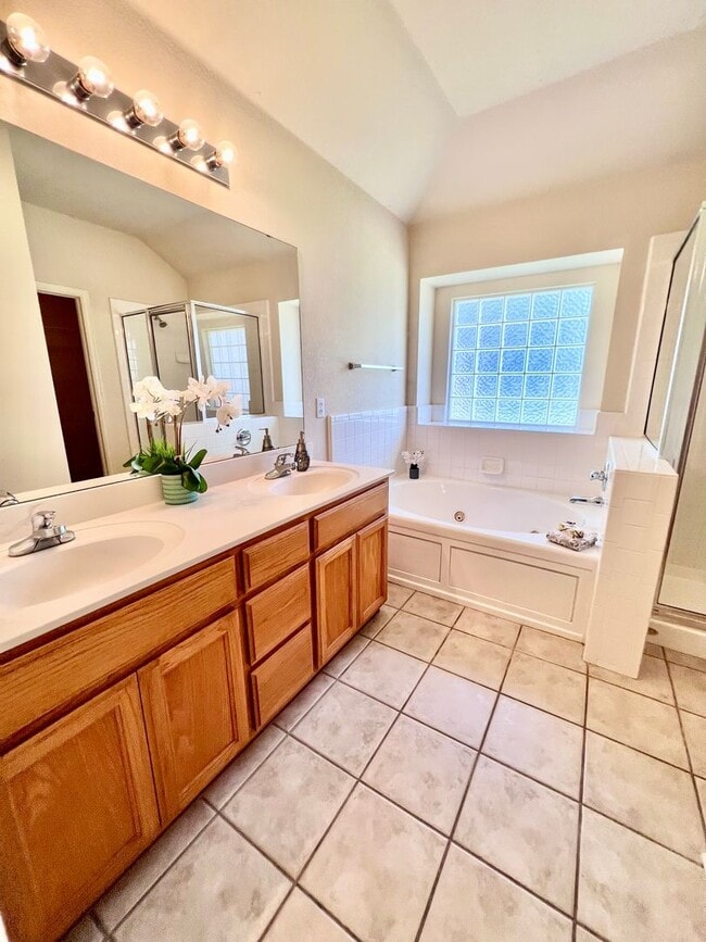 Building Photo - 4 bedroom with Storm Shelter in Yukon Gate...
