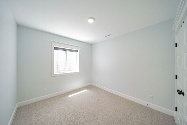 Building Photo - Stunning 5-Bed, 3-Bath Home in a Desirable...