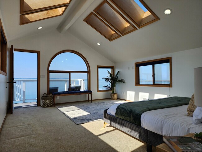 Building Photo - 19118 Soundview Dr NW