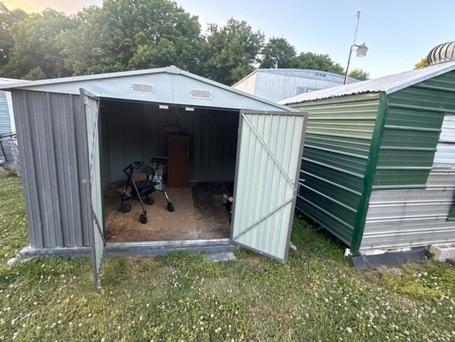 Building Photo - Mobile home - owner will finance