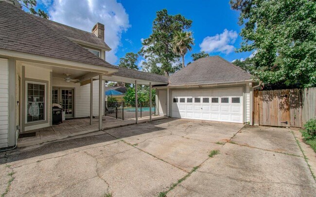 Building Photo - 18307 Forest Elms Dr