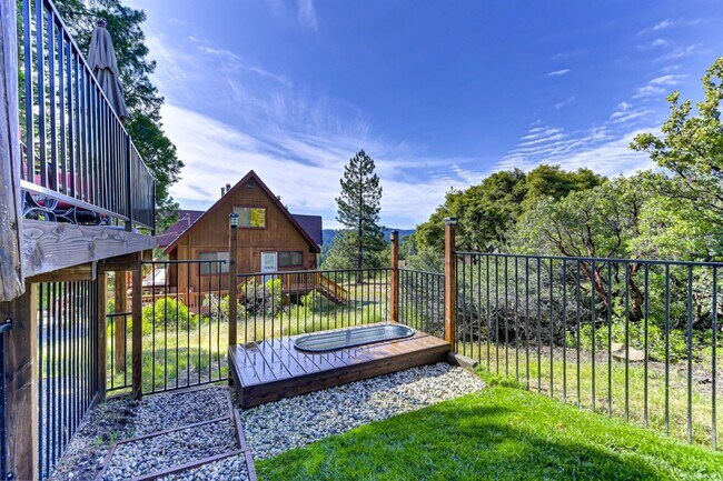 Building Photo - 2 Bedroom Home Tucked away in the Sierras