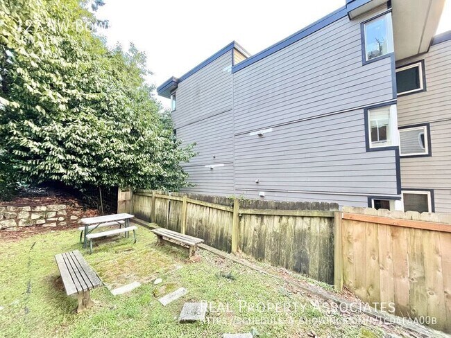 Building Photo - 127 NW Bowdoin Pl