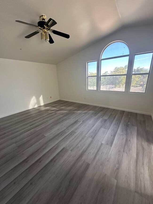 Building Photo - Gorgeous 4 bedroom Scottsdale home with POOL and 3 car garage