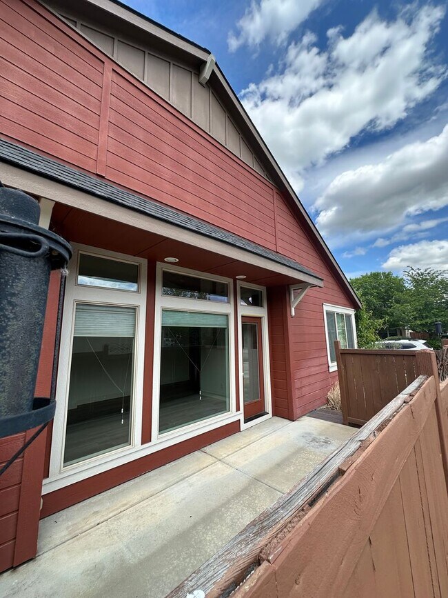 Building Photo - 3 Bedroom 2 Bath Home, New Paint, New LVP ...