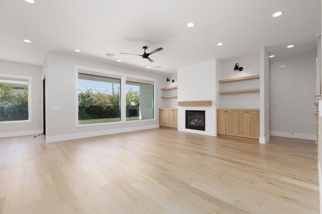 Building Photo - Gorgeous 5 bed | 3.5 bath |  Custom Home with RV Garage in Tonaquint!