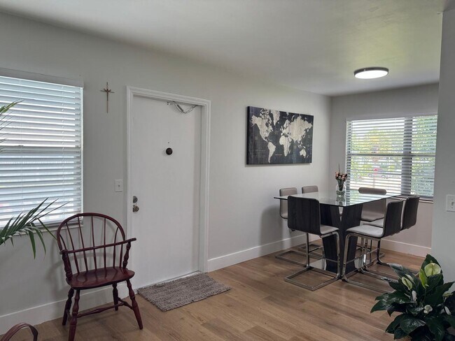 Building Photo - 124 Oakridge H
