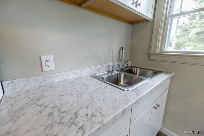 Building Photo - Newly Renovated 4-Bedroom Home in Town of Blackstone!