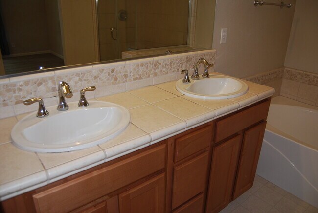 Building Photo - 2 Bedroom, 2 Bathroom Townhome in Damonte Ranch