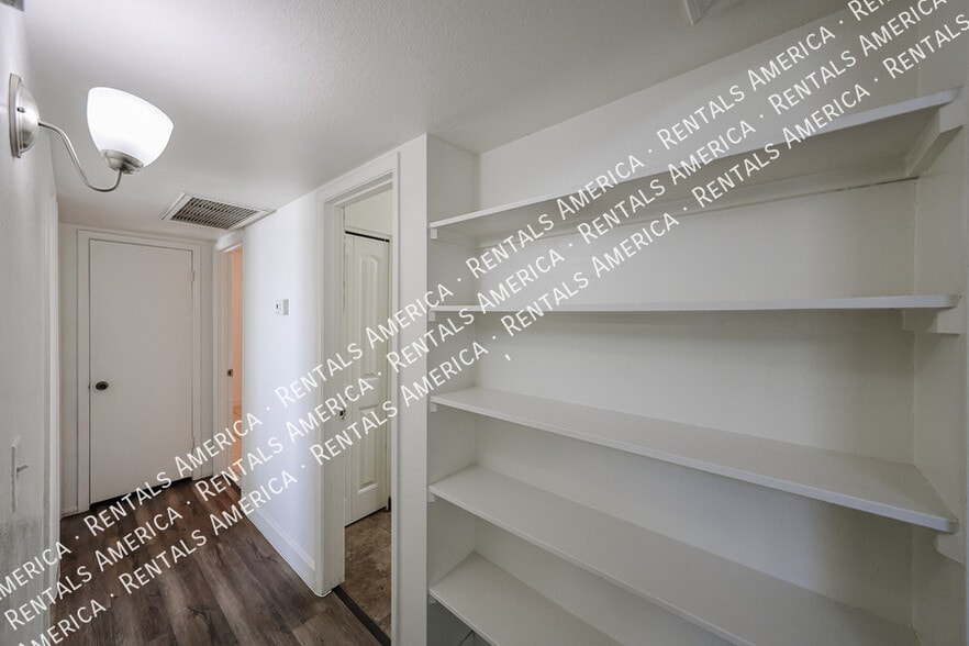 Building Photo - 712 N Santa Barbara