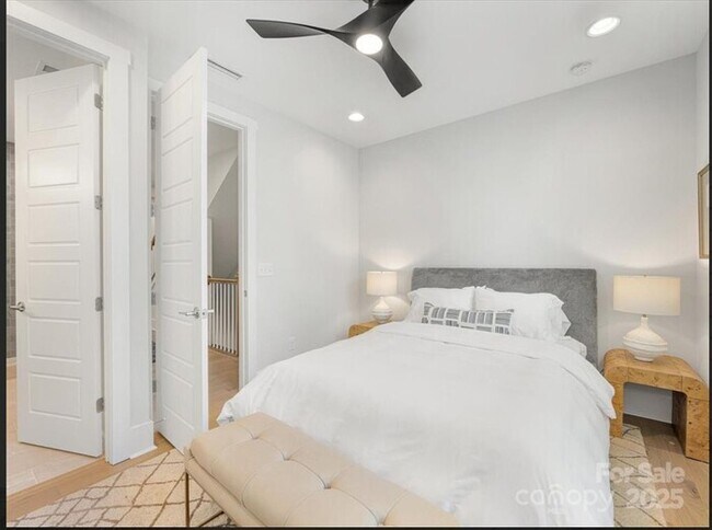 Building Photo - Beautiful and spacious 4-bedroom, 5-bath h...
