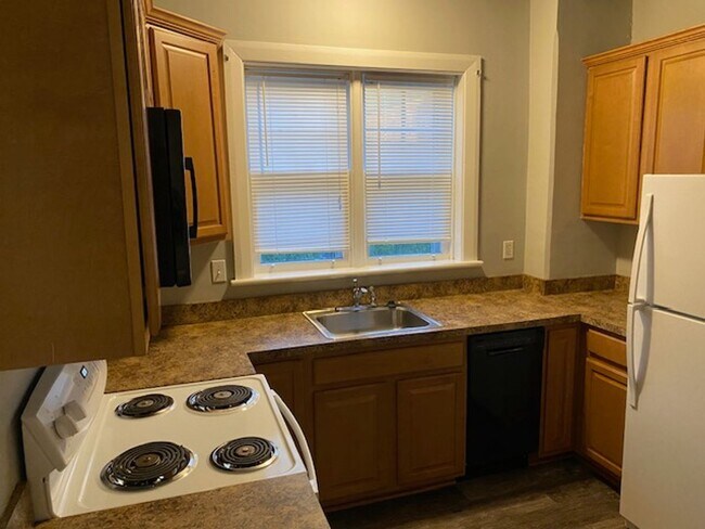 Building Photo - Student Rental next to WCU Campus | 3 Bed Single Family Home w/ Covered Front Porch, Yard & Basem...