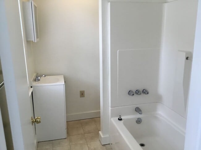 Building Photo - URBAN CHARMER