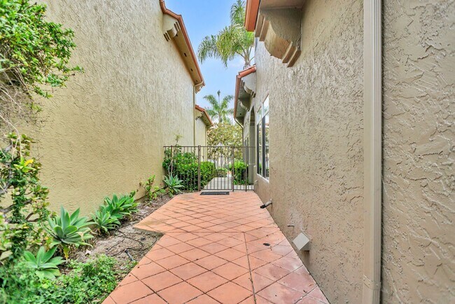 Building Photo - Beautiful 3 Bedroom/2.5 bath  detached hom...