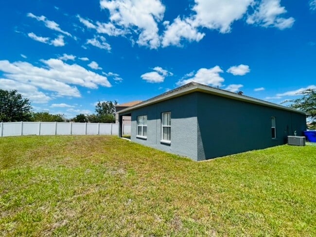 Building Photo - Kissimmee - 3 Bedroom, 2 Bathroom Single Family Home in a Gated Community.