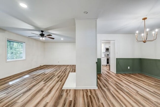 Building Photo - Private Home on Spacious Lot in Browns Sum...