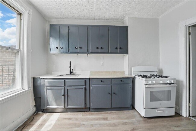 Building Photo - 335 47th St