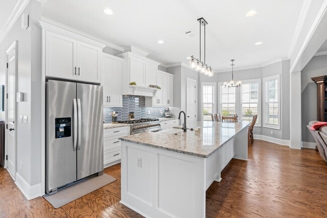 Building Photo - 3067 Rosewood Dr