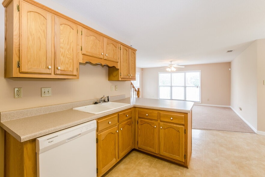 Building Photo - 10198 Woodland Hills Dr