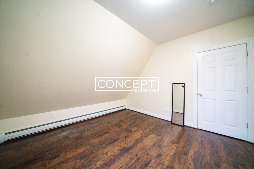 Building Photo - 376 Medford St