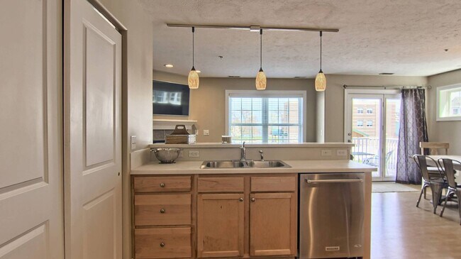 Building Photo - Lovely Condo Available Early September 2024