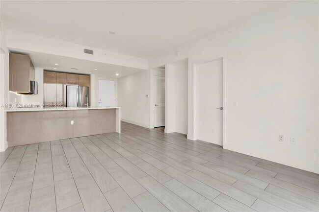 Building Photo - 2000 Metropica Wy