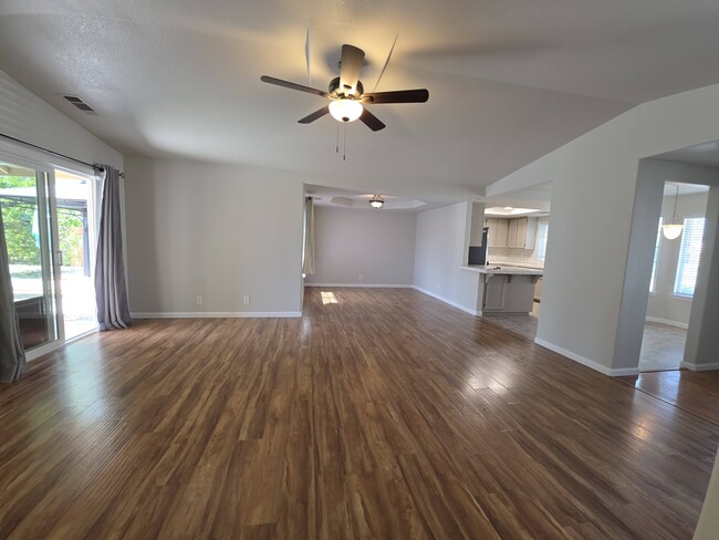 Building Photo - 3179 Sunglow Dr