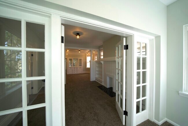 Building Photo - 40 N Meadowcroft Ave