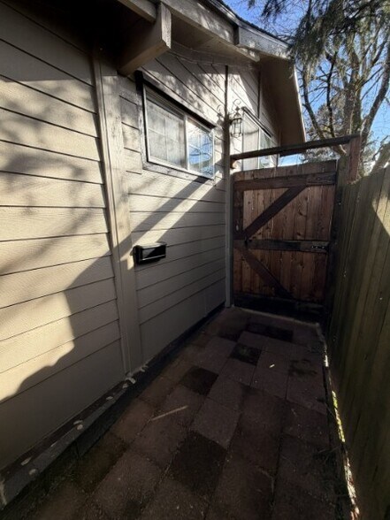 Building Photo - 13330 Clairmont Way