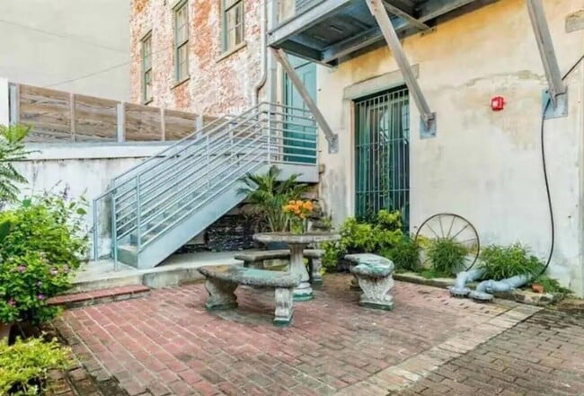 Building Photo - 2010 The Strand