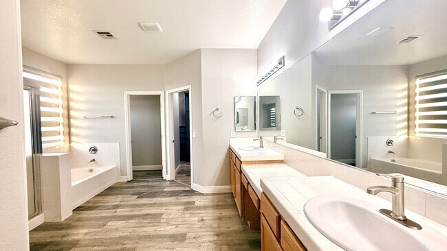 Building Photo - Five bedroom home in Henderson with downstairs bedroom and pool And Spa