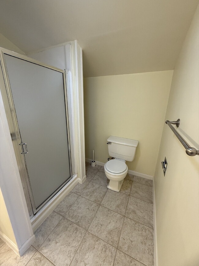 Building Photo - Spacious 4-Bedroom Retreat in Renton Available!