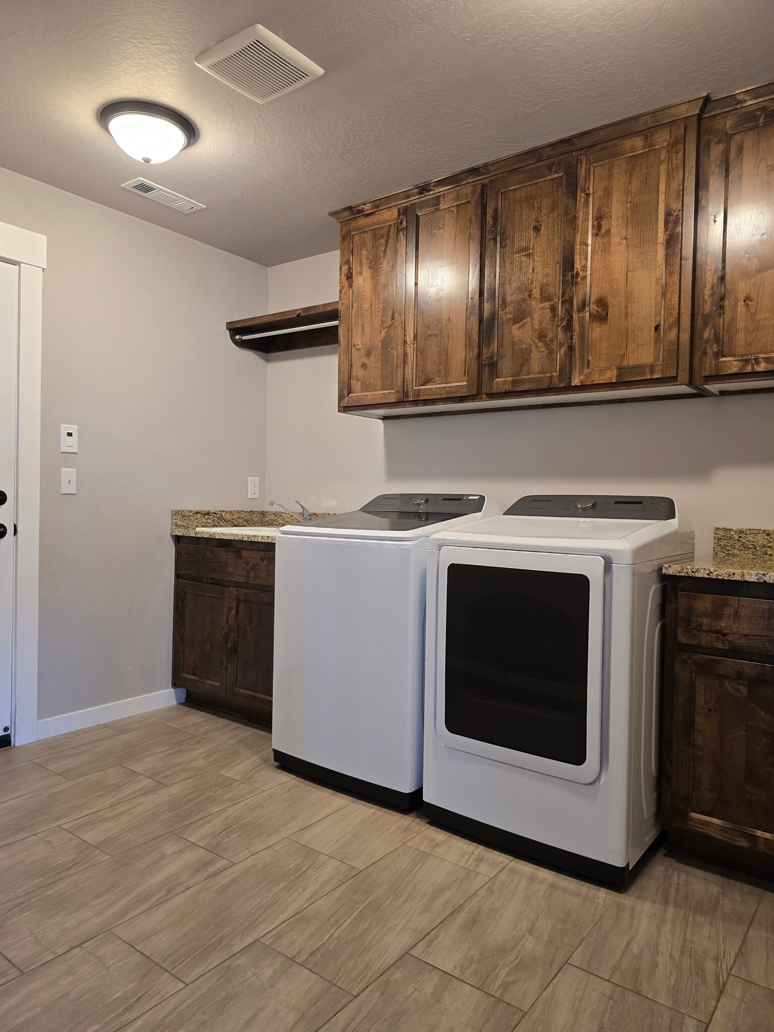 Laundry mud room - 983 Stonewater Dr