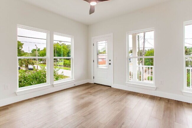 Building Photo - Brand new construction just minutes from downtown Pensacola and a quick trip to the beach. Ready ...