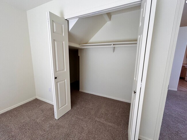 Building Photo - 2 Bed/2 Bath Apartment in NE Bend - Worthington Court