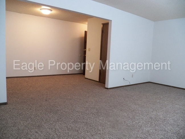 Building Photo - Hiawatha Large 2 Bedroom Heat/Water Paid!!