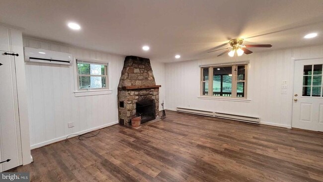 Building Photo - 1831 Wildcat Hollow Rd