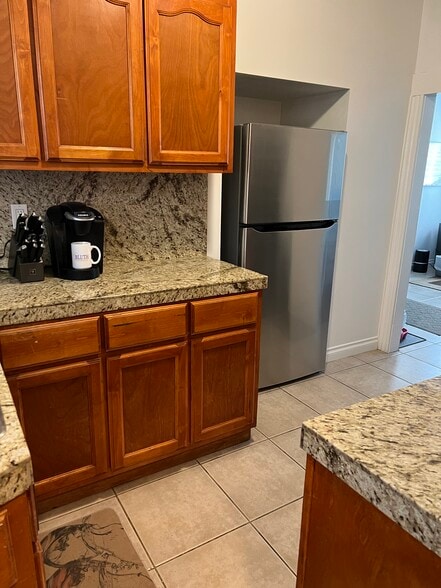 Large Kitchen - 607 N Garfield Ave