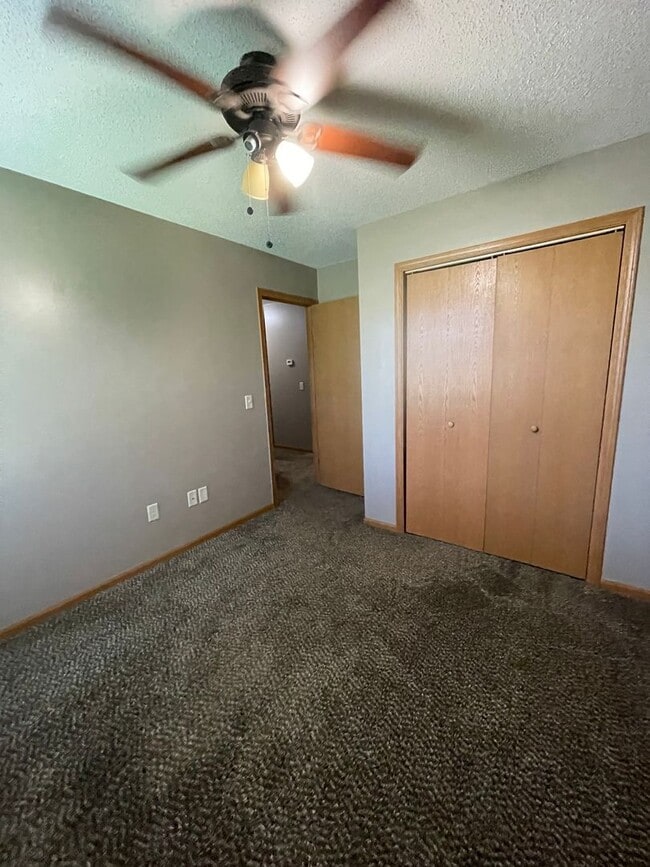 Building Photo - Great Townhome! Close to Campus!