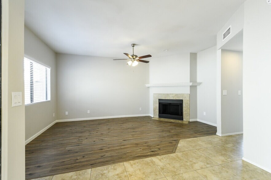Building Photo - 2028 W Columbine Dr