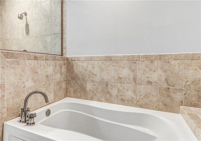 Building Photo - 905 Juniper St NE