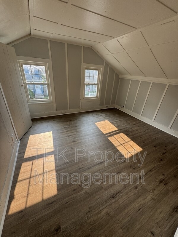 Building Photo - 9 Straub St