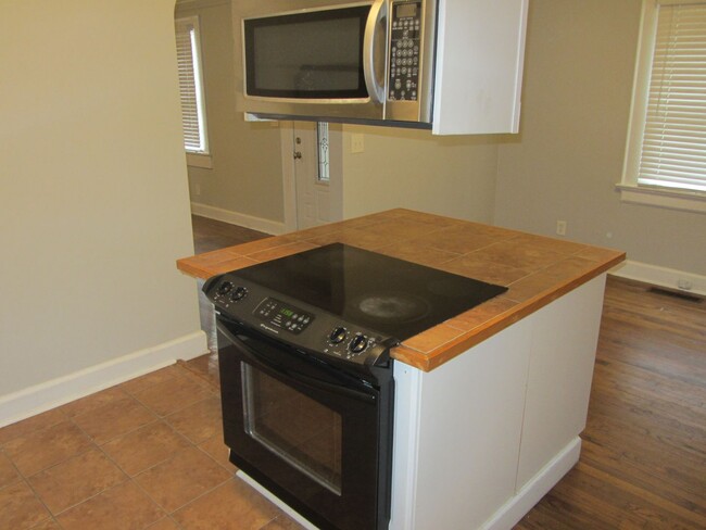 Building Photo - Charming 2 bedroom home close to St Francis!