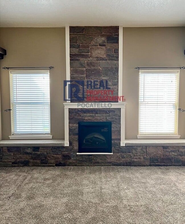 Building Photo - Beautiful 6 Bedroom 3 Bath house - 2 Car Garage - 6 month lease