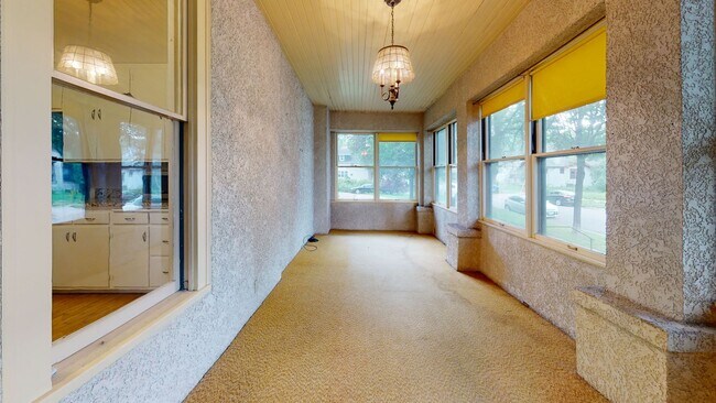 Building Photo - 629 6th St SE