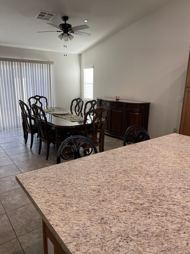 Dining and entertaining space - 265 W Tampico Dr