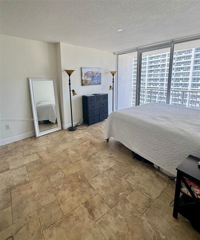 Building Photo - 1750 N Bayshore Dr