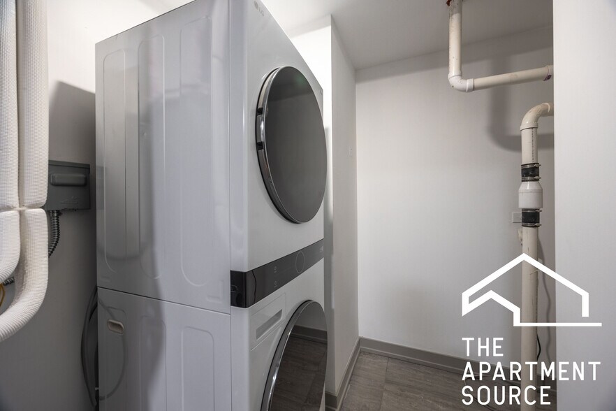 Building Photo - 1339 W Estes Ave