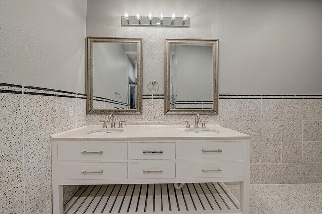 Building Photo - 2255 Braeswood Park Dr