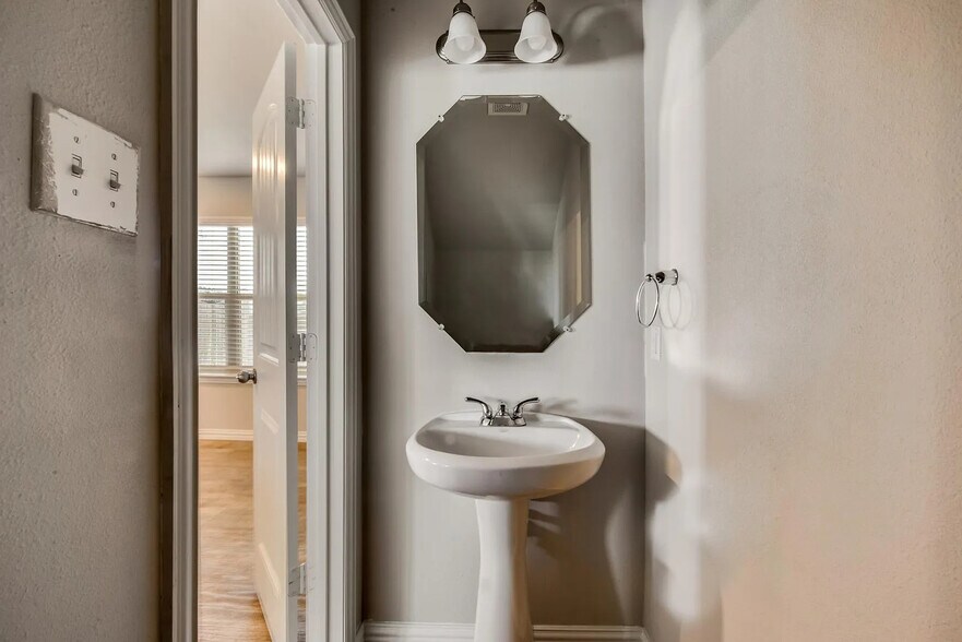 Building Photo - 1336 Glen Garden Dr